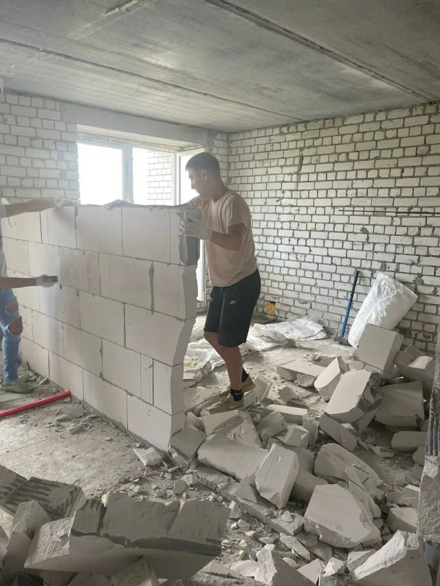 Czy wyburzenie ściany działowej wymaga zgłoszenia? Przepisy 2026