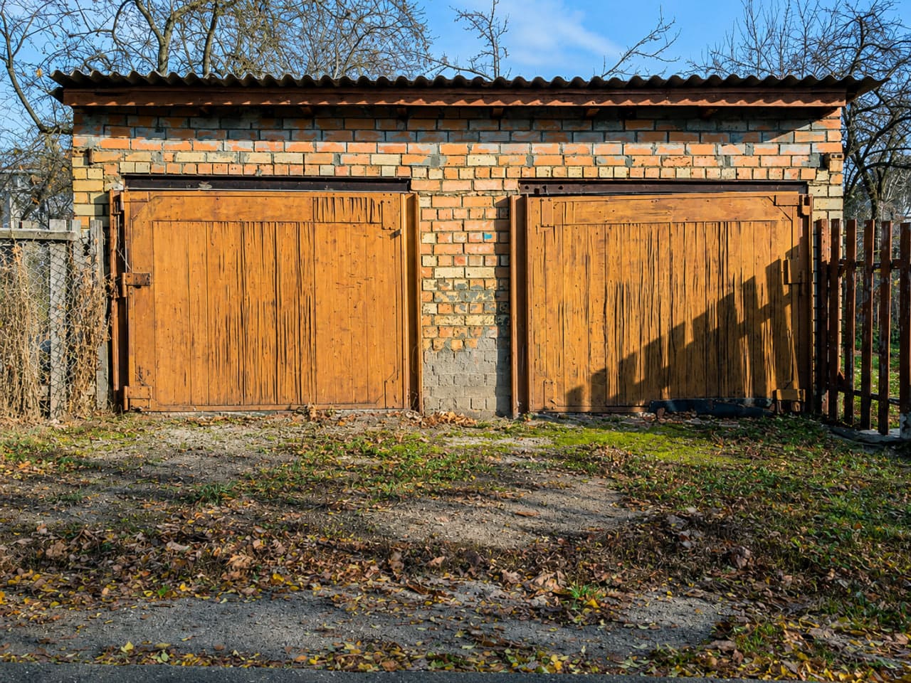 Garaż z cegły — do rozbiórki