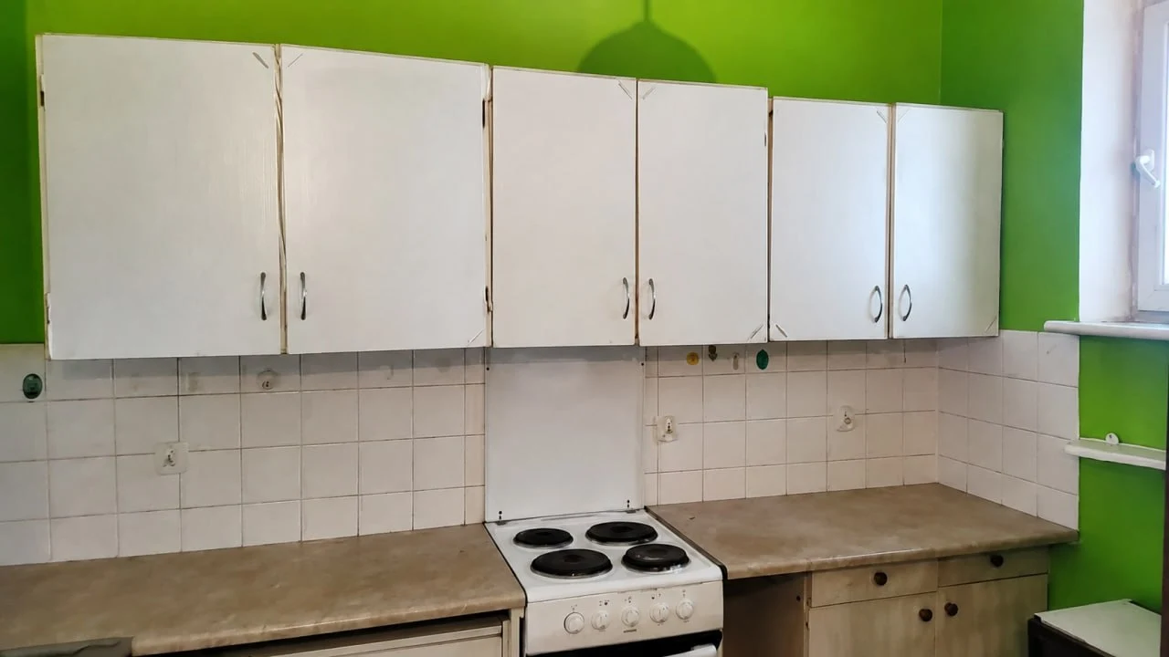 Kuchnia w mieszkaniu we Wrocławiu przed opróżnieniem i demontażem zabudowy