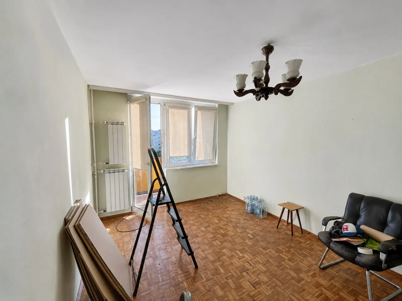 Opróżniony salon w mieszkaniu w Warszawie — efekt końcowy