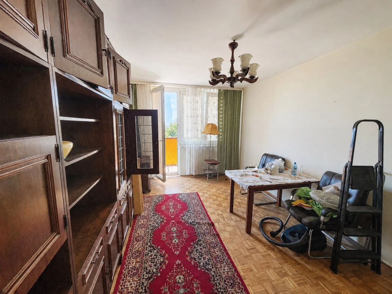 Salon w mieszkaniu w Warszawie przed opróżnieniem — zdjęcie do wyceny