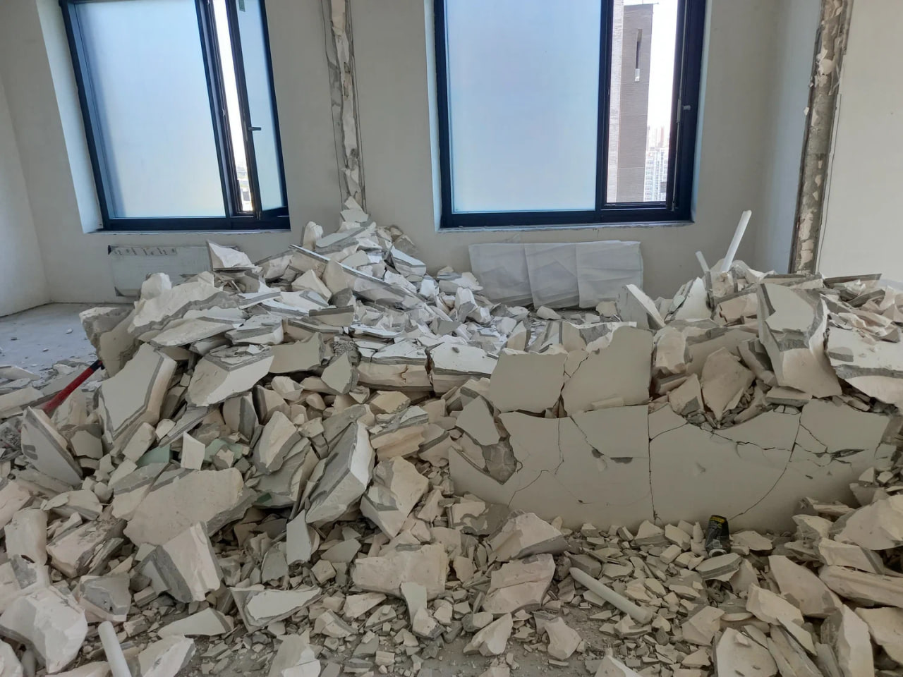 Demontaż ścian w mieszkaniu 43 m² na 5. piętrze Warszawa — Przed, zdjęcie 1