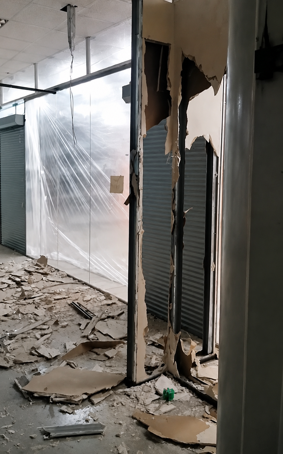 Demontaż lokalu usługowego 90 m² przywrócenie do stanu deweloperskiego w Warszawie — Po, zdjęcie 1