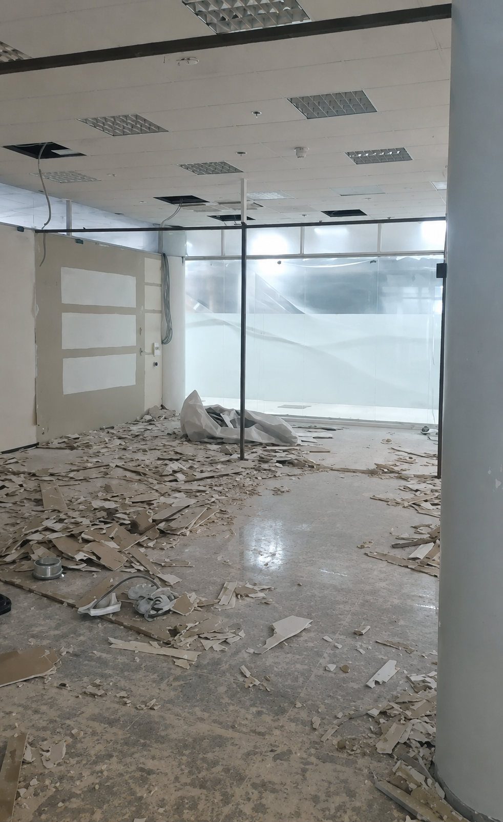 Demontaż lokalu usługowego 90 m² przywrócenie do stanu deweloperskiego w Warszawie — Po, zdjęcie 2