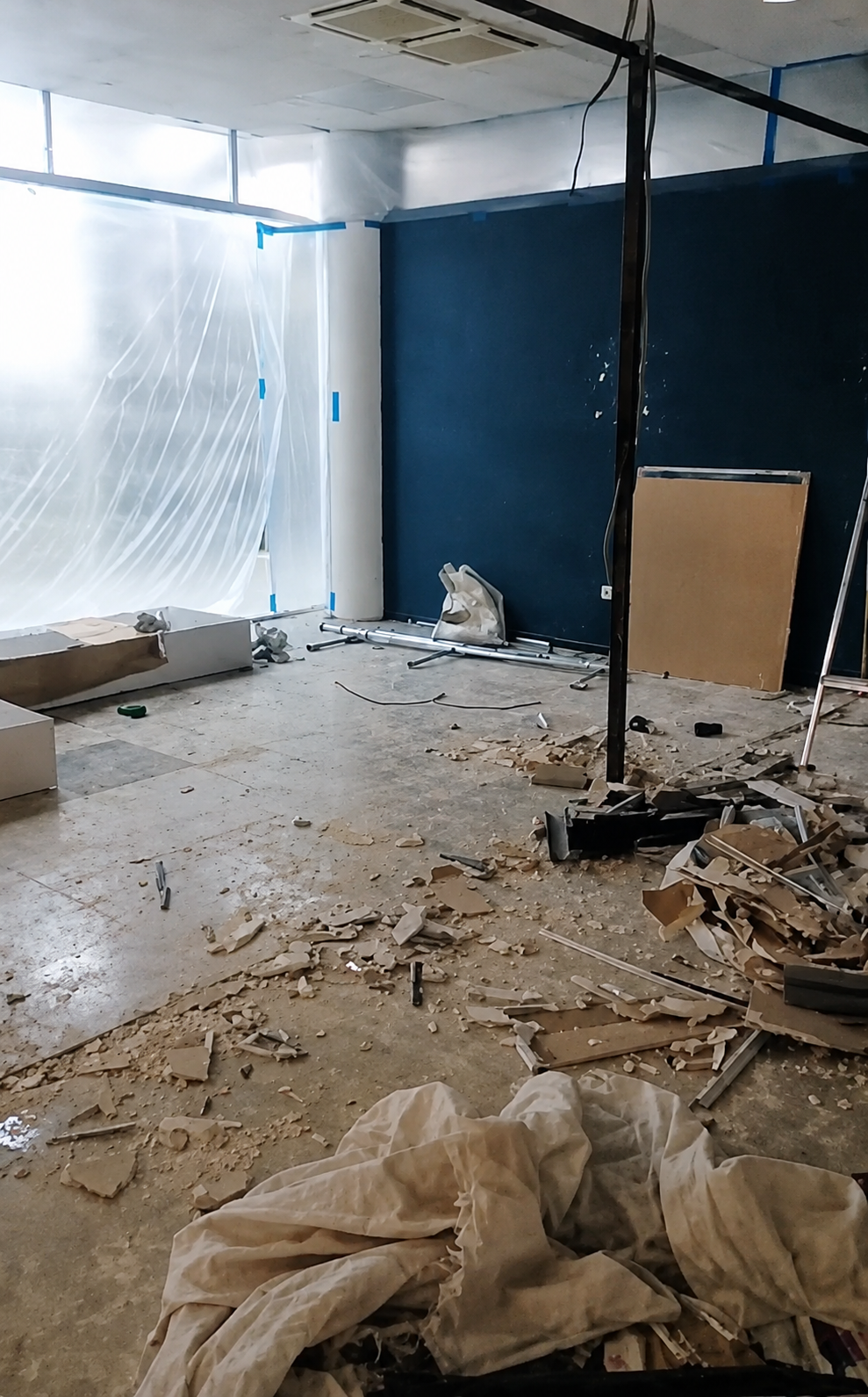 Demontaż lokalu usługowego 90 m² przywrócenie do stanu deweloperskiego w Warszawie — Po, zdjęcie 3